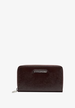 Portafoglio in finta pelle marrone con finitura testurizzata, chiusura zip e logo argentato. Forma rettangolare con angoli arrotondati.