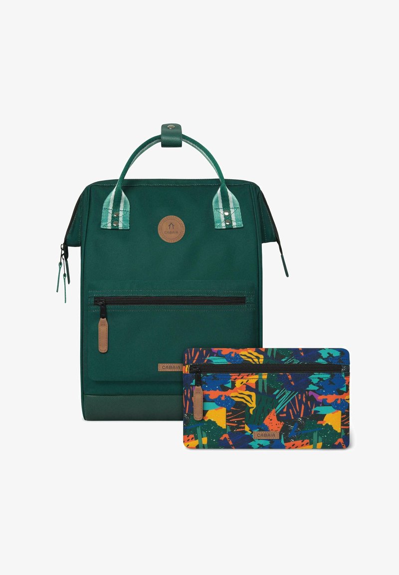 Grüner Stoff-Rucksack mit klaren Akzenten, einem runden Logo, einer Front-Reißverschlusstasche und einem bunten, gemusterten Beutel mit Reißverschluss.