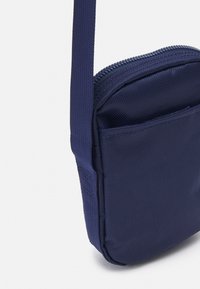 Nike Sportswear HERITAGE UNISEX - Mala a tiracolo - midnight navy/midnight navy/pollen