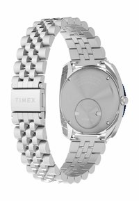 Montre en acier inoxydable argenté avec un bracelet en maillons poli, dotée d'un boîtier rond et d'un fond gravé. Accent bleu sur la couronne.