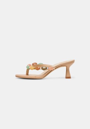 Béžová sandála na podpätku s remienkom medzi prstami ozdobeným farebnými nepravidelnými korálkami, stredne vysoký zaoblený podpätok a štvorcová špička.