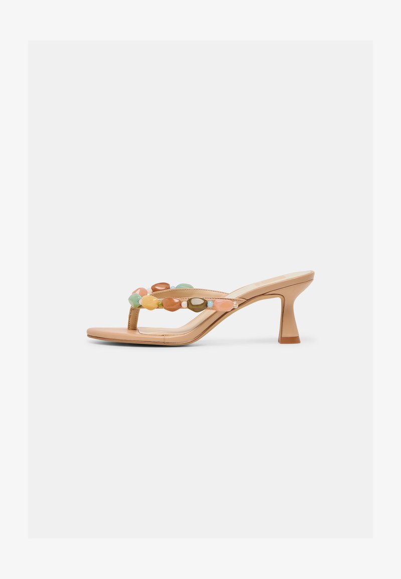 Μπεζ σανδάλι με τακούνι, λουράκι ανάμεσα στα δάχτυλα διακοσμημένο με πολύχρωμες ακανόνιστες χάντρες, μεσαίου ύψους καμπυλωτό τακούνι και τετράγωνη μύτη.