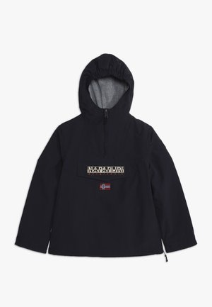 Sort hættetrøje-anorakjakke med halv lynlås, forlommelap, Napapijri-logo og lille norsk flagpatch.