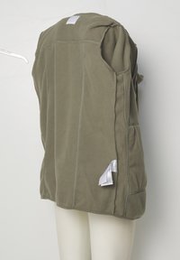 Fleece-liivi oliivinvihreänä, jossa on pyöreä kaula-aukko, sivutaskut ja näkyvät ompelu yksityiskohdat. Lapaset on kiinnitetty helmaan.