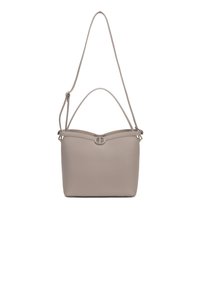 Sac à main beige avec une texture en cuir lisse, forme rectangulaire et sommet arqué. Il possède une bandoulière plate et un accent en métal circulaire.