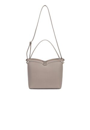 Sac à main beige avec une texture en cuir lisse, forme rectangulaire et sommet arqué. Il possède une bandoulière plate et un accent en métal circulaire.