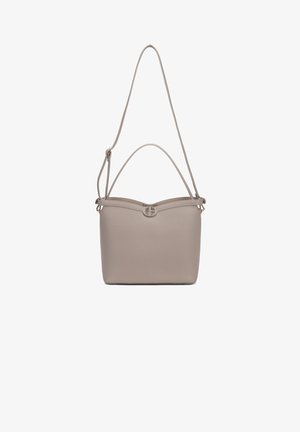 Borsa beige con una texture in pelle liscia, forma rettangolare e parte superiore arcuata. Presenta una tracolla piatta e un accento hardware circolare.