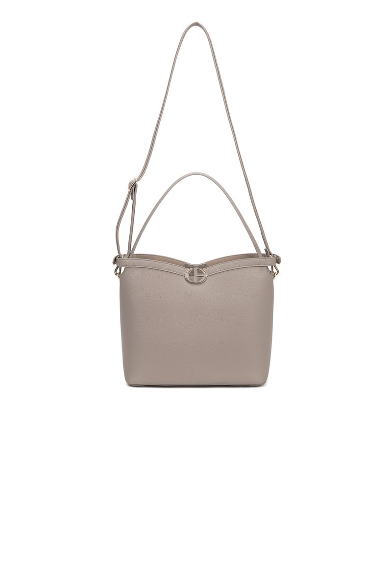 Sac à main beige avec une texture en cuir lisse, forme rectangulaire et sommet arqué. Il possède une bandoulière plate et un accent en métal circulaire.