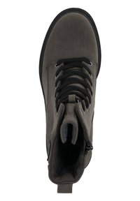 Botín de ante gris con cordones negros, punta redondeada y cremallera lateral. Interior forrado con material suave para mayor comodidad. Diseño de suela plana.