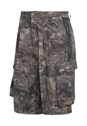 Βερμούδα cargo με σχέδιο παραλλαγής και πλαϊνή τσέπη που φέρει το λογότυπο trefoil της Adidas και τρεις μαύρες ρίγες κατά μήκος της ραφής της τσέπης.