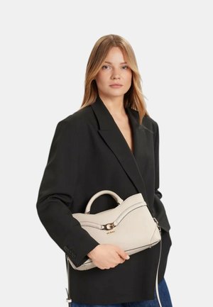 Borsa beige con un design strutturato e una maniglia superiore curvata. Presenta un accentuazione in hardware dorato e cuciture a contrasto.