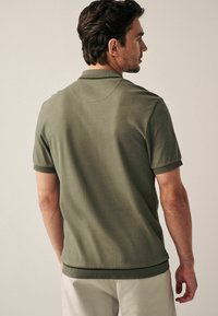 Next GEO PRINT - Pólóing - brown micro