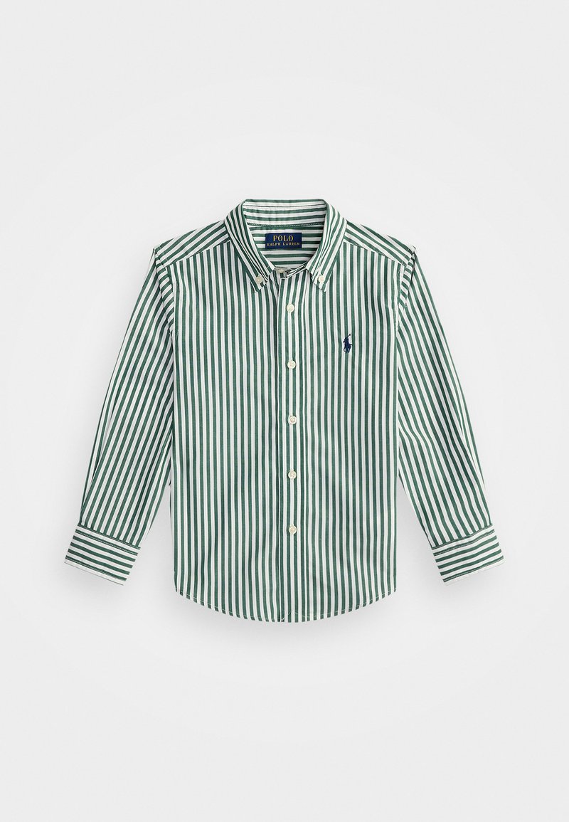 Camisa de mangas longas verde e branca com riscas, colarinho abotoado, pala frontal e logotipo bordado no peito. Textura de tecido suave.