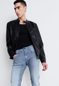 Replay ANBASS PANTS - Karcsúsított farmerek - medium grey