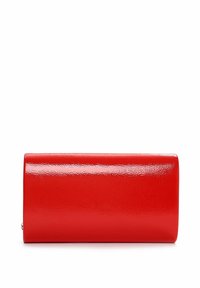 Clutch de charol rojo con forma cilíndrica y acabado brillante, que presenta una textura suave y sin hardware o patrones visibles.