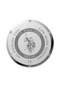 Retro di orologio in acciaio inossidabile con un design circolare. Presenta una grafica di polo, il testo "U.S. POLO ASSN." e dettagli sulla resistenza all'acqua.