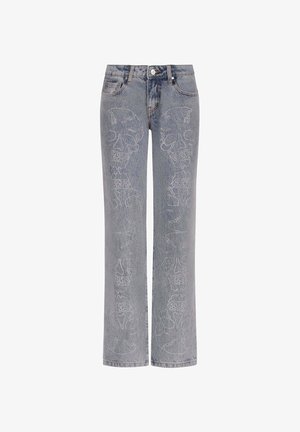 Lyseblå jeans med lige ben, prydet med broderede kranie-designs foran, lavet af denim-materiale.