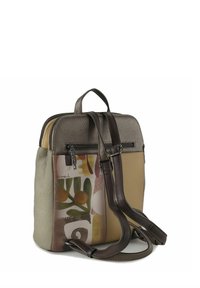 Mehrfarbiger Rucksack mit strukturierter Oberfläche, ausgestattet mit dunkelbraunen Gurten, einem oberen Griff und einer gemusterten Seite mit abstrakten Formen und Farben.