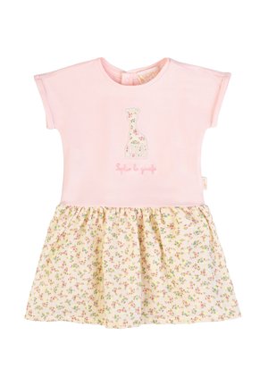Rosa Baby-Kurzarmkleid mit geblümtem Rock und aufgesticktem Giraffen-Applikation mit dem Schriftzug "Sophie la girafe" auf der Brust.