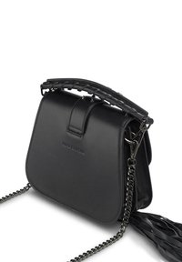 Czarna skórzana torebka o zorganizowanym kształcie, z plecionym uchwytem, łańcuszkowym paskiem i metalowymi ćwiekami dla detalu.