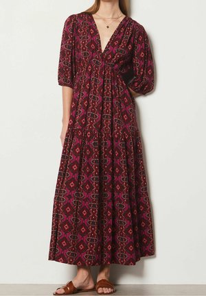 Maxi-jurk van donkerrode stof met geometrische patronen in roze en blauw. Voorzien van een diepe V-hals en pofmouwen. Soepele textuur.
