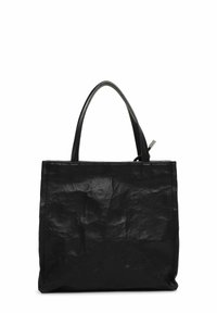 Svart tygväska av strukturerat material med två handtag och en enkel design. Ytan har ett rynkat utseende utan synlig hårdvara.