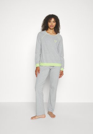 Graues Pyjama-Set mit langärmligem Oberteil, das ein grünes Herzlogo und gestreifte Bündchen aufweist, kombiniert mit passenden, lockeren Hosen.