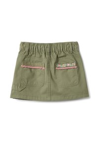 Gonna di cotone verde con cintura elastica, decorata con pon pon rosa e ricami floreali sulle tasche posteriori.