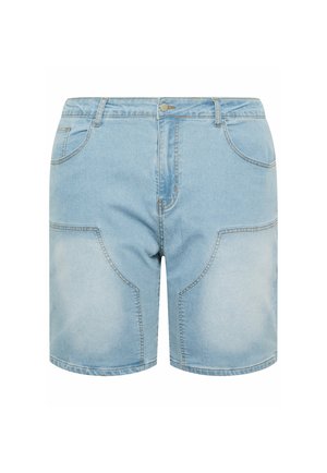 Short en denim bleu clair avec poches avant et latérales, passants de ceinture et fermeture à bouton à la taille.