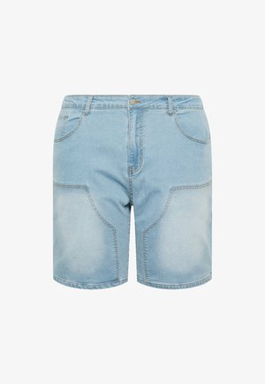 Short en denim bleu clair avec poches avant et latérales, passants de ceinture et fermeture à bouton à la taille.