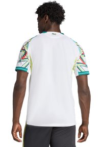 Weißes Sporttrikot mit bunten geometrischen Mustern an den Ärmeln, Rundhalsausschnitt und feuchtigkeitstransportierendem Material für zusätzlichen Komfort.