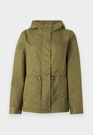 Veste vert olive avec une taille ajustable par cordon, des boutons-pression et une capuche ; présente une texture lisse et des coutures d'épaule pour une silhouette ajustée.