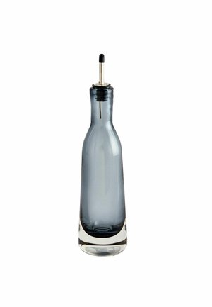 Hohe, schmale graue Glasflasche mit Metall-Ausgießer und schwarzem Stopfen auf weißem Hintergrund.