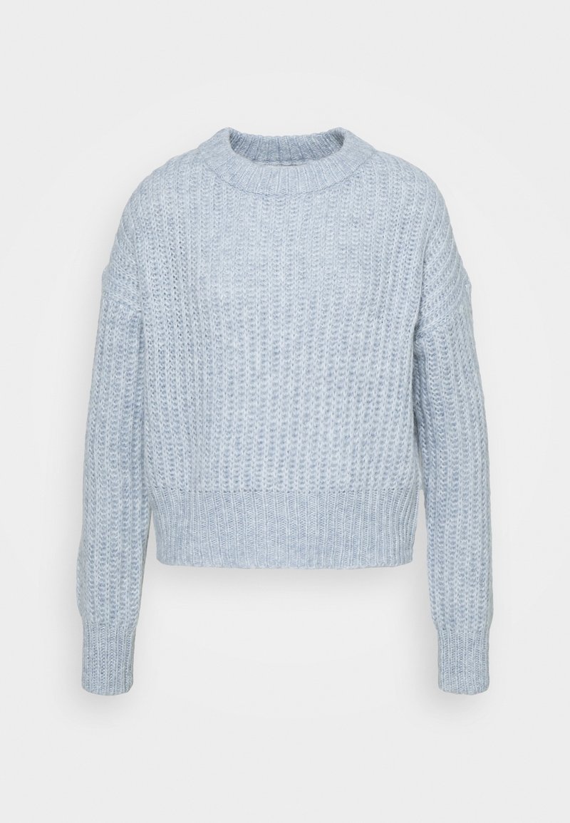 Pull tricoté bleu clair avec un col rond, un motif texturé, des épaules tombantes et des poignets et ourlet côtelés. Longueur raccourcie.