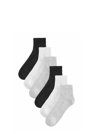 Fünf Paar Crew-Socken in Schwarz, Weiß und Grau. Mit gerippten Bündchen, glatter Textur und Standardfußform.