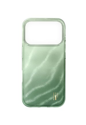 Funda de teléfono translúcida verde con una gran abertura rectangular para la cámara y el logo "Ideal of Sweden" en dorado en la parte inferior derecha.