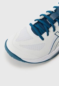 Pantofii sport albi cu accente albastre, un superior texturat, panouri din plasă și o talpă din cauciuc, având șireturi contrastante și un design elegant.