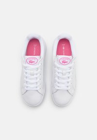 Lacoste CARNABY Trainers white/pink/white