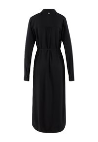 Czarna sukienka z długimi rękawami, kołnierzykiem, paskiem w talii, plisowanym tyłem i z guzikami przy mankietach. Gładki materiał o minimalistycznym designie.