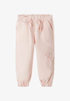 Pantalones cargo de color rosa claro con una cinturilla elástica, dos bolsillos delanteros y un bolsillo lateral con cierre de botón de presión. Tela suave, ajuste holgado.