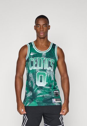 Zielona koszulka do koszykówki z napisem "CELTICS" oraz numerem "0" w kontrastowej czcionce. Teksturowany materiał z graficznym wzorem oraz naszywką logo NBA.