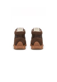 Scarpe alla caviglia in suede marrone con dettagli in pelle, caratterizzate da un collo imbottito e una suola in gomma testurizzata con motivo a zigzag.