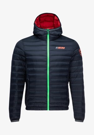 Marine pufferjack met een rode capuchonvoering, groene rits en het "HERO" logo in oranje. Heeft een doorgestikt ontwerp en zijzakken.