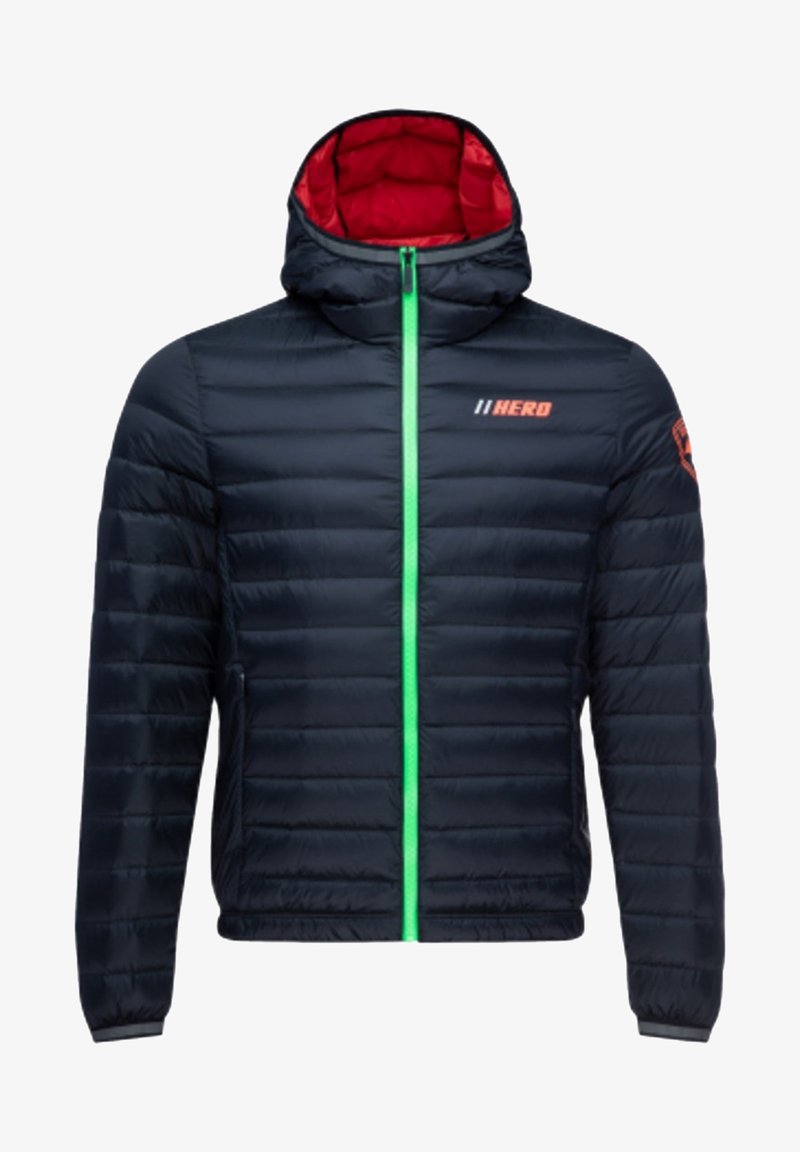 Doudoune marine avec doublure de capuche rouge, fermeture éclair verte et logo "HERO" en orange. Présente un design matelassé et des poches latérales.
