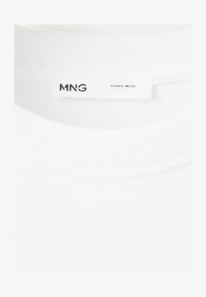 Bela rebrasta majica z okrolim izrezom in etiketo znamke MNG, ki prikazuje podrobnosti o velikosti EU-MEX S.
