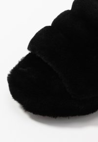 UGG FLUFF YEAH SLIDE - Sandali con plateau - black