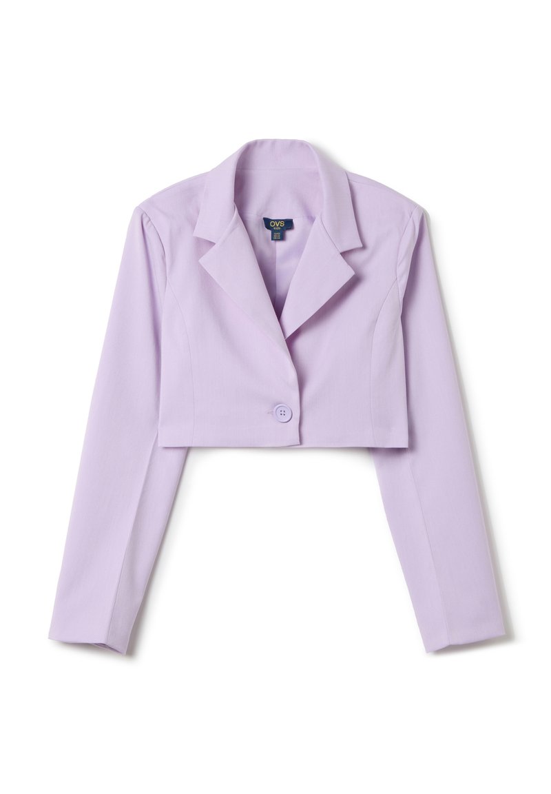 Blazer court en tissu violet clair ; présente un col classique, des manches longues et une fermeture à un bouton à l'avant.
