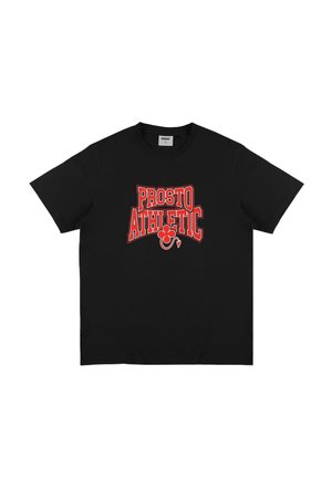 Czarny krótki rękaw T-shirt z czerwono-białym napisem "PROSTO ATHLETIC" oraz czerwonym symbolem klubu z ogonem na środku przodu.