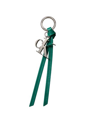 Sølvnøglering med sammenflettet "cK" logo og to grønne læderstropper fastgjort til en rund metalring.