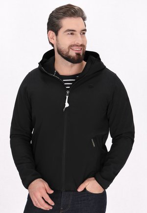 Černá mikina na zip s kapucí, vyrobená z hladkého materiálu. Má přední zip a boční kapsy. Nosená přes pruhované tričko.